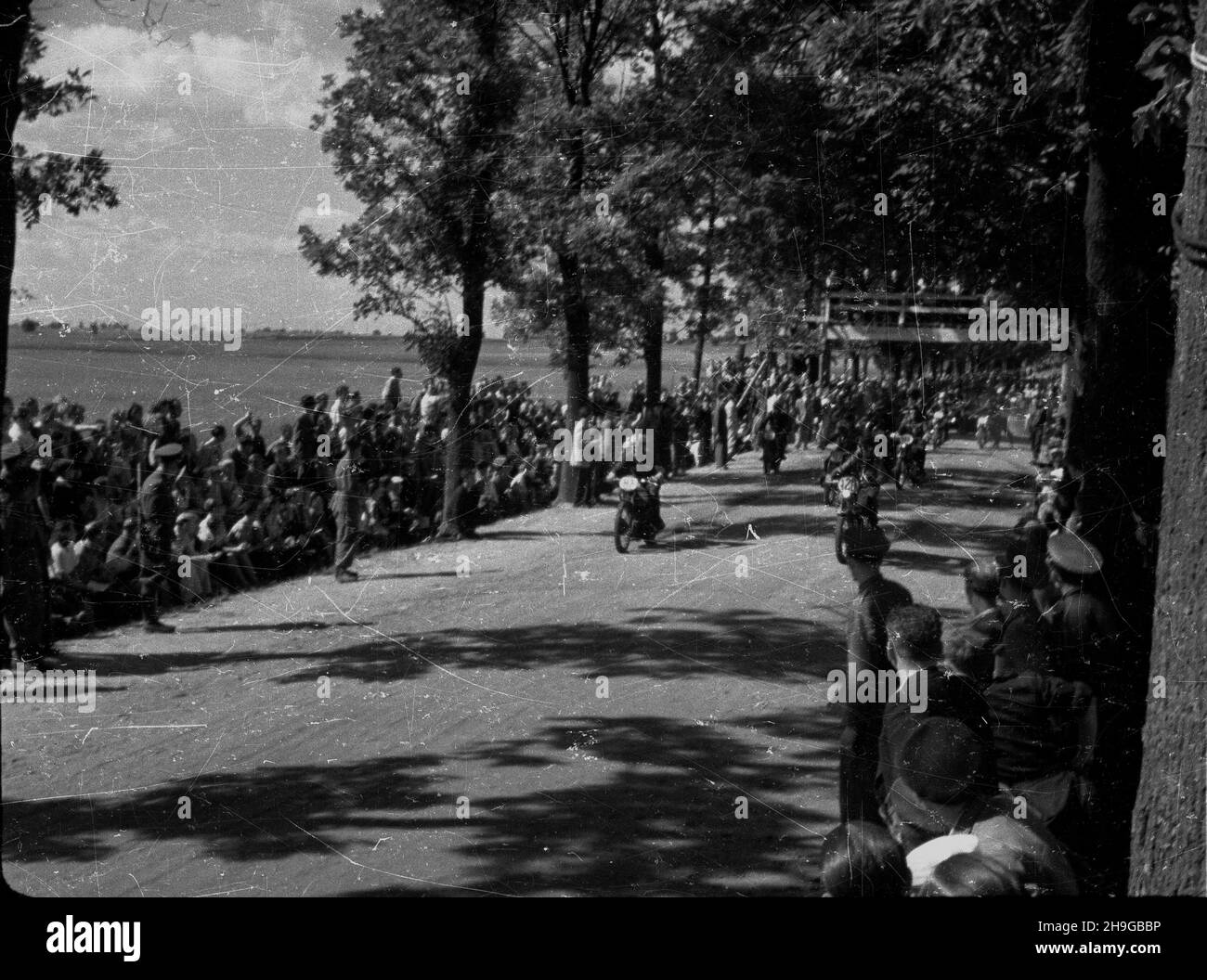 Poznañ, 1948-06-13. Ósme motocyklowe Grand Prix Polski, zorganizowane przez Moto-Klub Unia Poznañ, z udzia³em motocyklistów polskich i czechos³owackich. Pierwsze miejsce Czechos³owak Bubenicek, drugie Polak Jerzy Mieloch (Lechia Poznañ).  uu  PAP    Dok³adny dzieñ wydarzenia nieustalony.      Poznan, June 13, 1948. The 8th Poland's Motorcycle Grand Prix, organized by the Moto-Klub Unia Poznan, with Polish and Czechoslovak motorcyclists taking part. The winner was Czechoslovakia's Bubenicek, runner up was Pole Jerzy Mieloch (Lechia Poznan).   uu  PAP Stock Photo