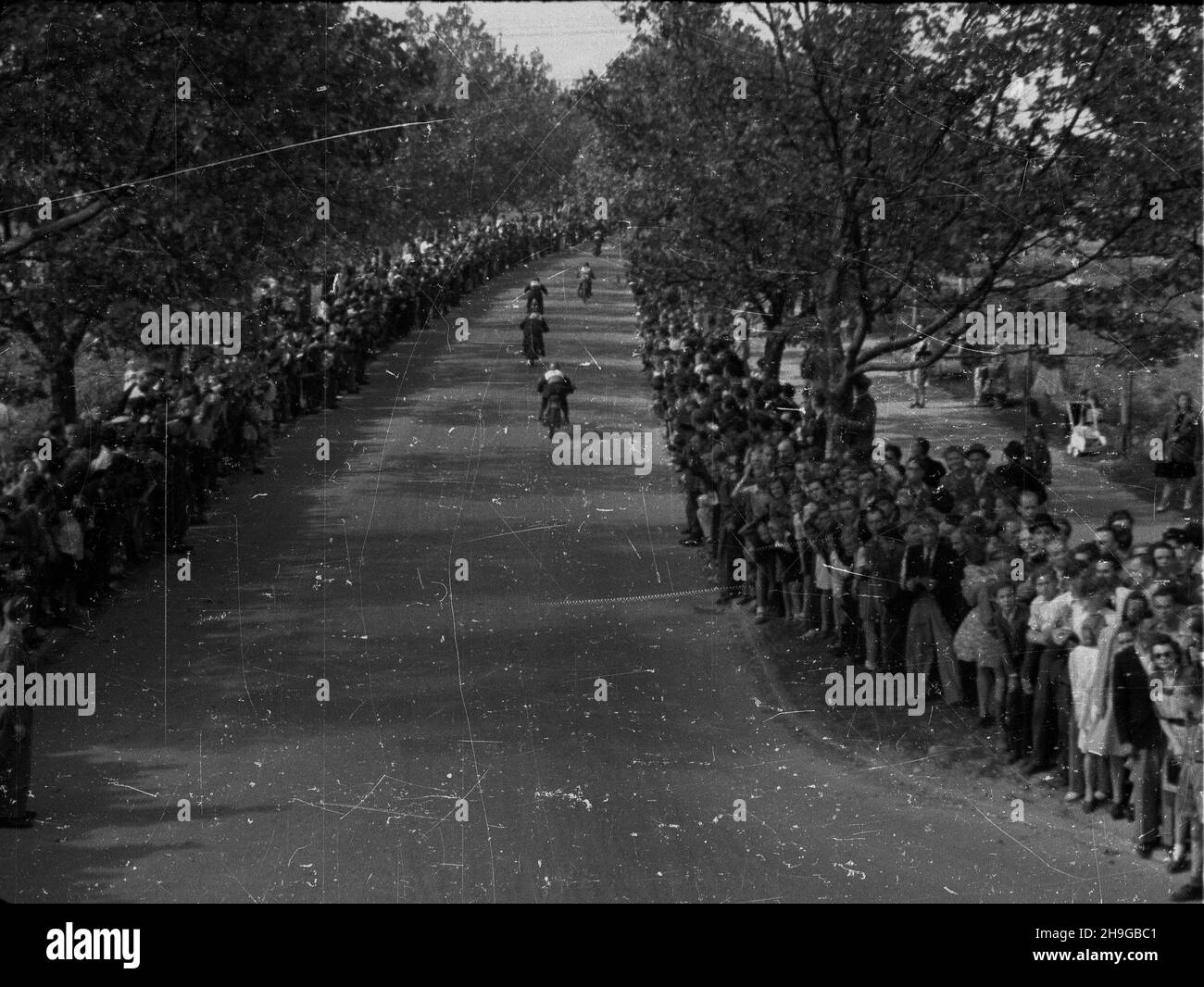 Poznañ, 1948-06-13. Ósme motocyklowe Grand Prix Polski, zorganizowane przez Moto-Klub Unia Poznañ, z udzia³em motocyklistów polskich i czechos³owackich. Pierwsze miejsce Czechos³owak Bubenicek, drugie Polak Jerzy Mieloch (Lechia Poznañ).  uu  PAP      Poznan, June 13, 1948. The 8th Poland's Motorcycle Grand Prix, organized by the Moto-Klub Unia Poznan, with Polish and Czechoslovak motorcyclists taking part. The winner was Czechoslovakia's Bubenicek, runner up was Pole Jerzy Mieloch (Lechia Poznan).   uu  PAP Stock Photo