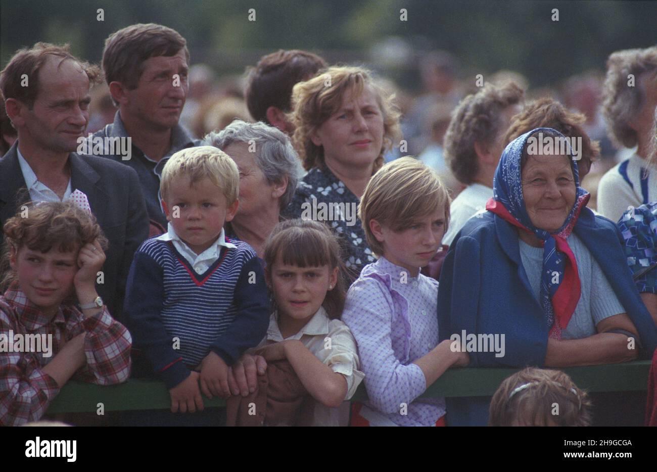 Gdów 20.09.1987. Œwiêto Plonów - najwiêksze w roku œwiêto gospodarskie rolników, obchodzone po zakoñczeniu zbioru plonów, g³ównie plonu zbó¿. W uroczystoœciach uczestnicz¹ rolnicy i przedstawiciele lokalnej administracji pañstwowej i samorz¹dowej. Tradycyjnym do¿ynkowym obrzêdom towarzysz¹ wystawy rolnicze, festyny i wystêpy ludowych zespo³ów artystycznych.  uu  PAP/Jerzy Ochoñski         Gdow, 20 September 1987. The annual Harvest Festival, the year's main rural feast attended by farmers and local authorities. The festival programme includes agricultural product exhibitions and performances b Stock Photo