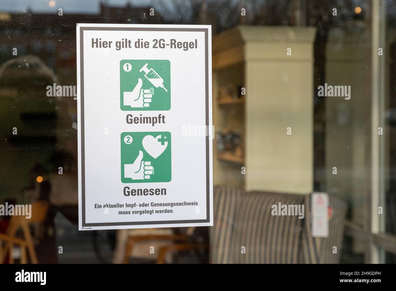 Schilder mit Corona-Regeln in der Innenstadt Kiels Stock Photo
