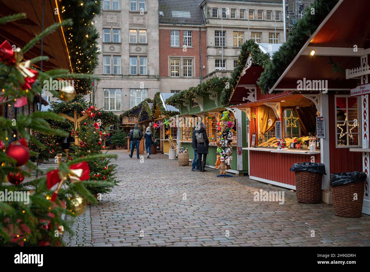 Wenig Menschen zur Corona Zeit auf dem Weihnachtsmarkt in Kiel Stock Photo