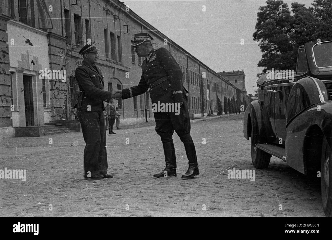 Modlin, 1948-06-18. Dowódca Wojsk L¹dowych gen. Stanis³aw Pop³awski przeprowadza inspekcjê jednostki samochodowej stacjonuj¹cej w Cytadeli Twierdzy Modlin w ramach generalnego przegl¹du taboru samochodowego. Nz. genera³ (P) wita siê z dowódc¹ jednostki. wb  PAP      Modlin, June 18, 1948. Army commander General Stanislaw Poplawski inspects the army motor car detachment stationed in the Citadel of the stronghold of Modlin as part of the general inspection of the army motor car detachments. Pictured: the general shakes hands with the detachment commander.  wb  PAP Stock Photo