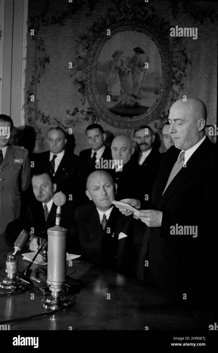 Warszawa, 1948-06-18. Wizyta wêgierskiej delegacji rz¹dowej w Polsce. Podpisanie uk³adu o przyjaŸni, wspó³pracy i wzajemnej pomocy w Belwederze w Sali Pompejañskiej. Nz. premier Józef Cyrankiewicz odczytuje treœæ umowy. Obok siedz¹: minister spraw zagranicznych Erik Molnar (L) i premier Wêgier Lajos Dinnyes (2L). Za nimi stoj¹: wiceminister obrony, szefa sztabu generalnego Gyorgy Palffy (1L), minister sprawiedliwoœci Istvan Riesz (2L), minister rolnictwa Istvan Dobi (3L), wicepremier Matyas Rakosi (4L), minister obrony narodowej Peter Veres (5L). wb  PAP      Warsaw, June 18, 1948. A visit by Stock Photo