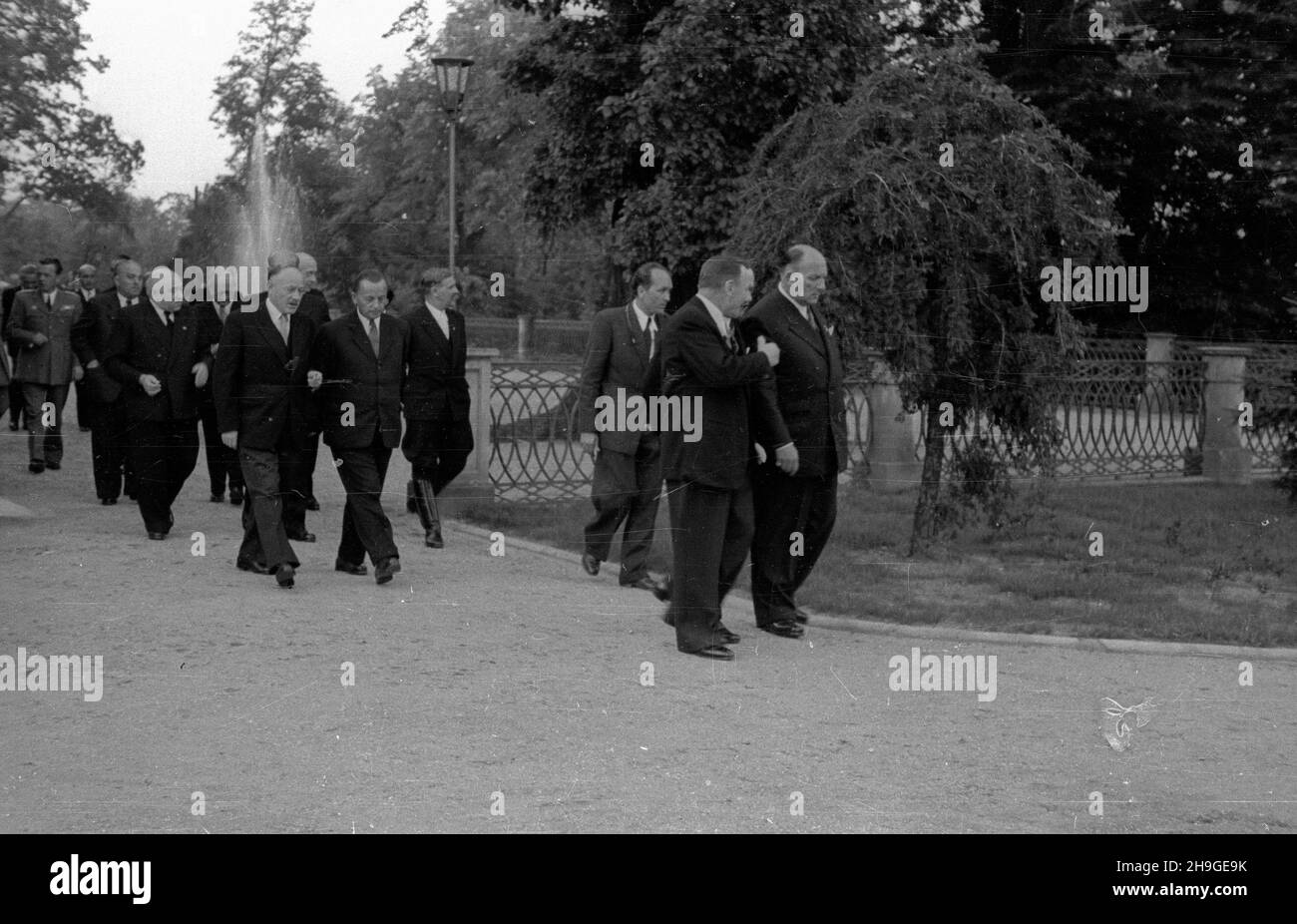 Warszawa, 1948-06-18. Wizyta wêgierskiej delegacji rz¹dowej w Polsce. Spacer po ogrodzie belwederskim po podpisaniu uk³adu o przyjaŸni, wspó³pracy w Belwederze. Nz. w pierwszym rzêdzie idz¹: prezydent Boles³aw Bierut (1L), premier Lajos Dinnyes (1P). Za nimi m.in.: minister obrony narodowej Peter Veres (1P, przy latarni), wiceministrowie spraw zagranicznych Erik Molnar (2P) i Zygmunt Modzelewski (3P) i wicepremier Matyas Rakosi (5P). wb  PAP    Warsaw, June 18, 1948. A visit of a Hungarian government delegation to Poland. A walk in the Belvedere Palace garden after the signing of a friendship Stock Photo