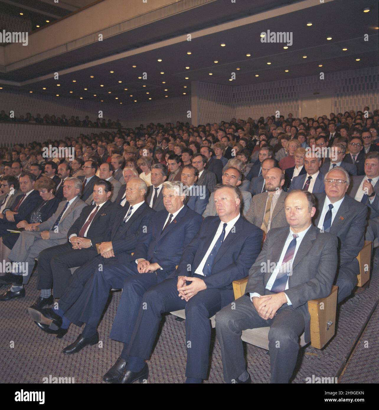 Zwi¹zek Radziecki Moskwa 09.1987. Obchody Dni Warszawy w Moskwie, w dniach 7-12 wrzeœnia. Inauguracja obchodów w kinie Warszawa. Nz. w pierwszym rzêdzie m.in.  przewodnicz¹cy Rady Narodowej m. st. Warszawy Mieczys³aw Szostek (5P), I sekretarz Komitetu Wojewódzkiego PZPR w Warszawie Janusz Kubasiewicz (2P), I sekretarz Komitetu Miejskiego w Moskwie Borys Jelcyn (3P), przewodnicz¹cy sto³ecznej Rady Narodowej Mieczys³aw Szostek (5P). uu  PAP/Grzegorz Rogiñski    Dok³adny dzieñ wydarzenia nieustalony.       The Soviet Union Moscow September 1987. Warsaw Days in Moscow on September 7 to 12. Inaugur Stock Photo