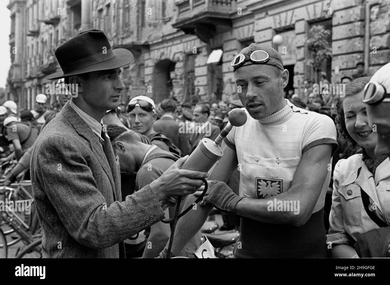 Warszawa, 1948-06-22. Rozpoczêcie wyœcigu kolarskiego Tour de Pologne. Start honorowy sprzed gmachu wydawnictwa Czytelnik przy ul. Daszyñskiego. Nz. Józef Kapiak udziela wywiadu dziennikarzowi radiowemu Tadeuszowi Pyszkowskiemu. wb PAP Warsaw, June 22, 1948. The start of the Tour de Pologne cycling race. The honorary start in front of the Czytelnik Publishing House building on Daszynskiego Street. Pictured: Jozef Kapiak giving an interview. wb PAP Stock Photo