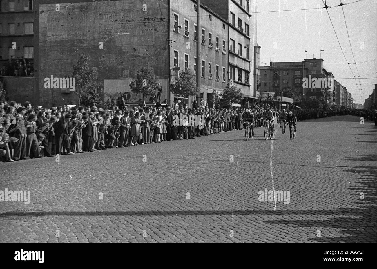 Gdynia, 1948-06-23. Siódmy w historii i drugi po II wojnie œwiatowej miêdzynarodowy wyœcig kolarski Tour de Pologne, zorganizowany przez Spó³dzielniê Wydawniczo-Oœwiatow¹ Czytelnik. Zwyciêzc¹ II etapu Olsztyn – Gdynia zosta³ Wac³aw Wójcik (5:50:58 s.). Nz. finisz ulicami Gdyni. uu PAP Gdynia, June 23, 1948. The seventh in history and the second after World War II international cycling race Tour de Pologne, organized by Publishing and Educational Cooperative Czytelnik. Waclaw Wojcik won the 2nd stage Olsztyn-Gdynia (5:50:58 s.). Pictured: the cyclists finishing through city streets. uu Stock Photo