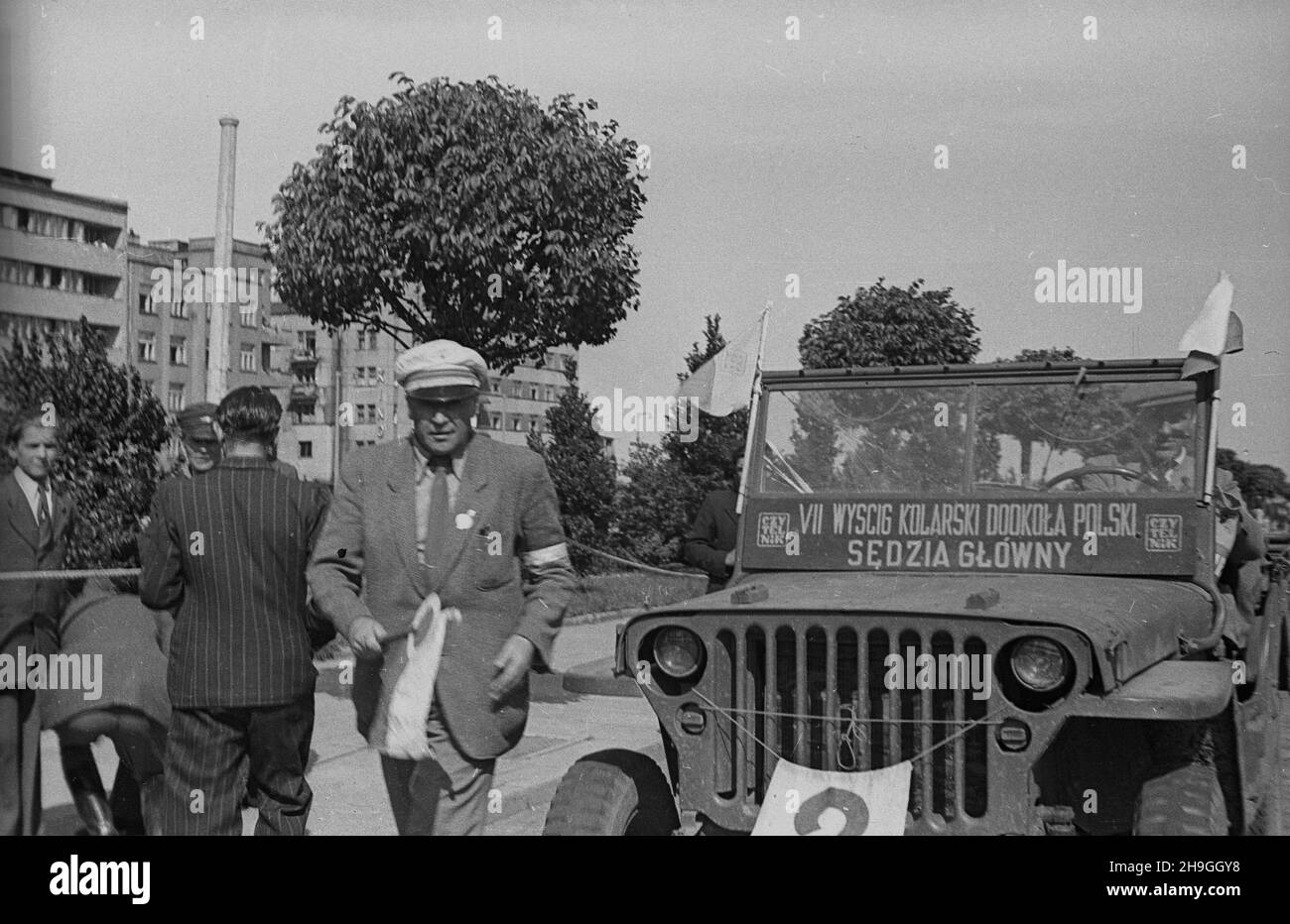 Gdynia, 1948-06-23. Siódmy w historii i drugi po II wojnie œwiatowej miêdzynarodowy wyœcig kolarski Tour de Pologne, zorganizowany przez Spó³dzielniê Wydawniczo-Oœwiatow¹ Czytelnik. Zwyciêzc¹ II etapu Olsztyn – Gdynia zosta³ Wac³aw Wójcik (5:50:58 s.). Nz. obok samochodu g³ówny sêdzia wyœcigu prezes poznañskiego Okrêgowego Zwi¹zku Kolarskiego Otton Przysiecki. uu  PAP      Gdynia, June 23, 1948. The seventh in history and the second after World War II international cycling race Tour de Pologne, organized by Publishing and Educational Cooperative Czytelnik. Waclaw Wojcik won the 2nd stage Olszt Stock Photo