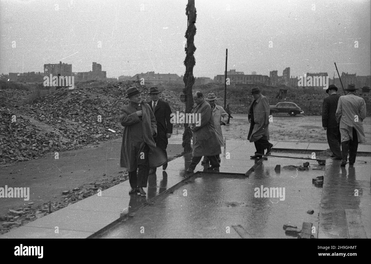 Warszawa, 1948-06-24. Konferencja Ministrów Spraw Zagranicznych oœmiu pañstw odnoœnie decyzji Konferencji Londyñskiej w sprawie Niemiec. Do Warszawy przybyli: wicepremier i minister spraw zagranicznych ZSRR Wiaczes³aw Mo³otow, minister spraw zagranicznych Republiki Wêgierskiej Erik Molnar, minister spraw zagranicznych Federacyjnej Ludowej Republiki Jugos³awii Stanoje Simic, minister spraw zagranicznych Republiki Czechos³owackiej Vladimir Clementis, minister spraw zagranicznych Ludowej Republiki Rumuñskiej Anna Pauker, wicepremier i minister spraw zagranicznych Ludowej Republiki Bu³garskiej Was Stock Photo