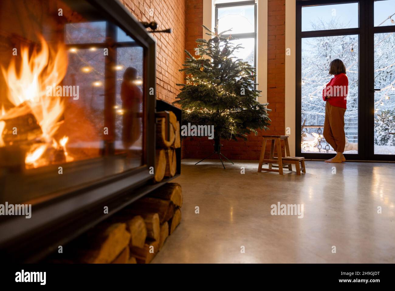 Cozy living room interior with Christmas tree and fireplace Stock Photo ...