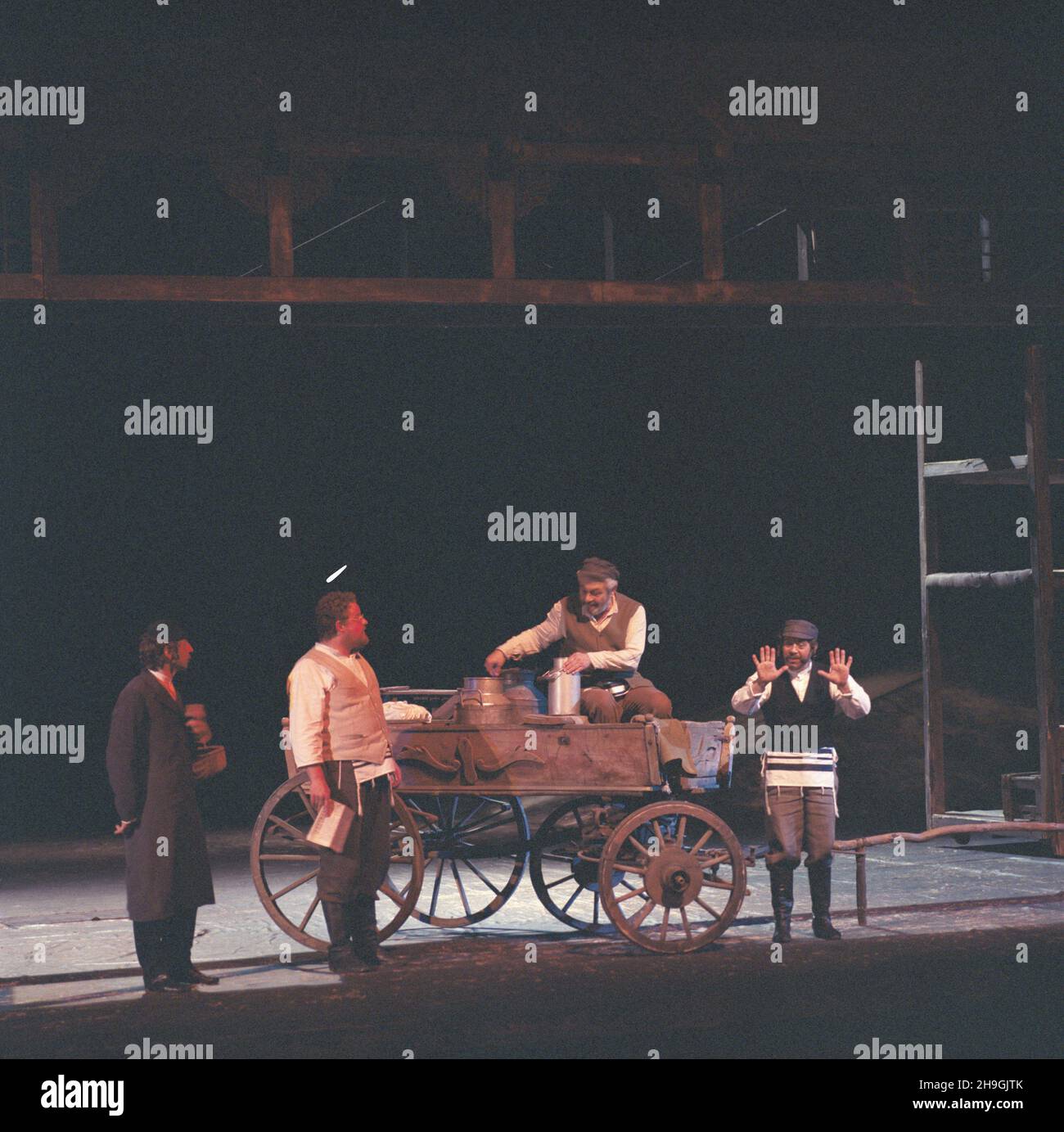 Gdynia 08.1987. Musical pt. Skrzypek na dachu, w re¿yserii Jerzego Gruzy w Teatrze Muzycznym w Gdyni. Nz. w scenie zbiorowej m.in. Juliusz Berger (Tewie) (3L). uu  PAP/Jan Morek    Dok³adny dzieñ wydarzenia nieustalony.       Gdynia August 1987. The Fiddler on the Roof musical directed by Jerzy Gruza at the Music Theatre in Gdynia. Pictured: the drop scene with Juliusz Berger (Tevye) (3rd left).  uu  PAP/Jan Morek    Exact date unknown. Stock Photo