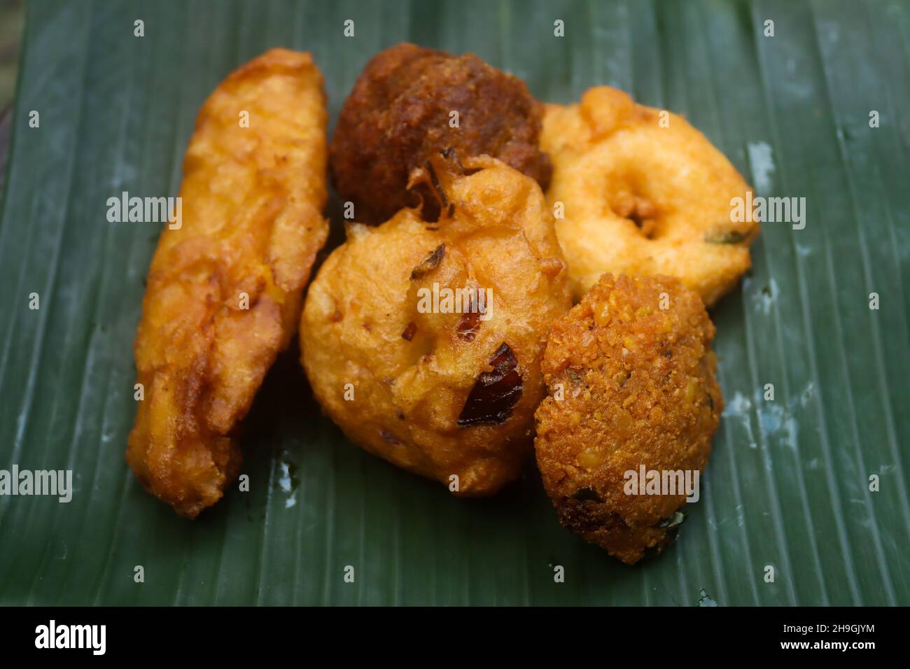 KERALA TEA SNACK PAZHAMPORI UZHUNNUVADA PARIPPUVADA STOCK IMAGES Stock Photo