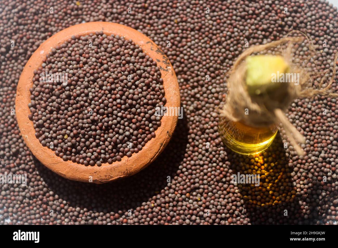 mustard seed and mustard seed oil Stock Photo Alamy