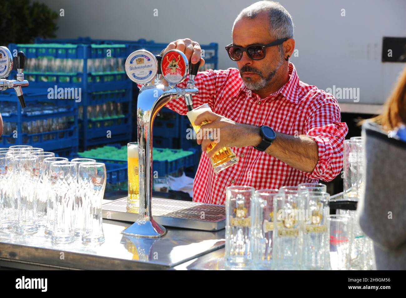 Biergarten, Meran, Kurstadt, Weinfest, Trachtenfest, Mann füllt Bier in ein Glas im Biergarten in Südtirol Stock Photo