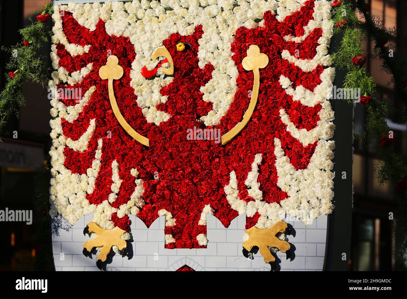 Meran, Kurstadt, Weinfest, Trachtenfest, Trachtenumzug, ein Kunstwerk aus Blumen mit Adler beim Wappen von Tirol . Meran, Südtirol, Dolomiten, Italien Stock Photo