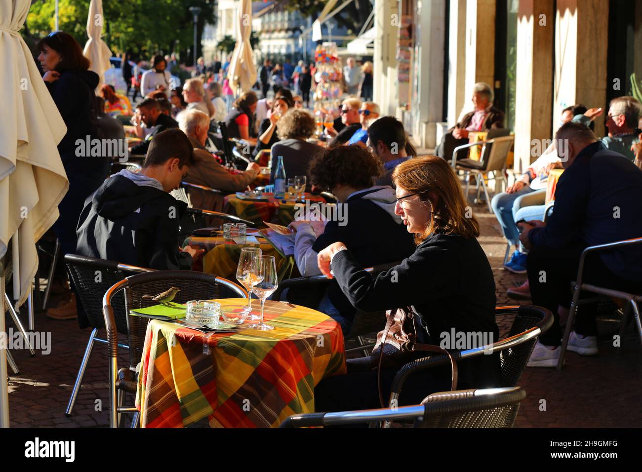 Biergarten, Meran, Kurstadt, Weinfest, Trachtenfest, Unterhaltung und Freude im Biergarten beim Wein und Bier trinken Stock Photo