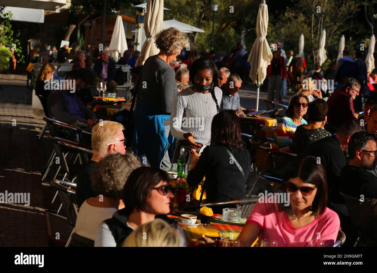 Biergarten, Meran, Kurstadt, Weinfest, Trachtenfest, Unterhaltung und Freude im Biergarten beim Wein und Bier trinken Stock Photo