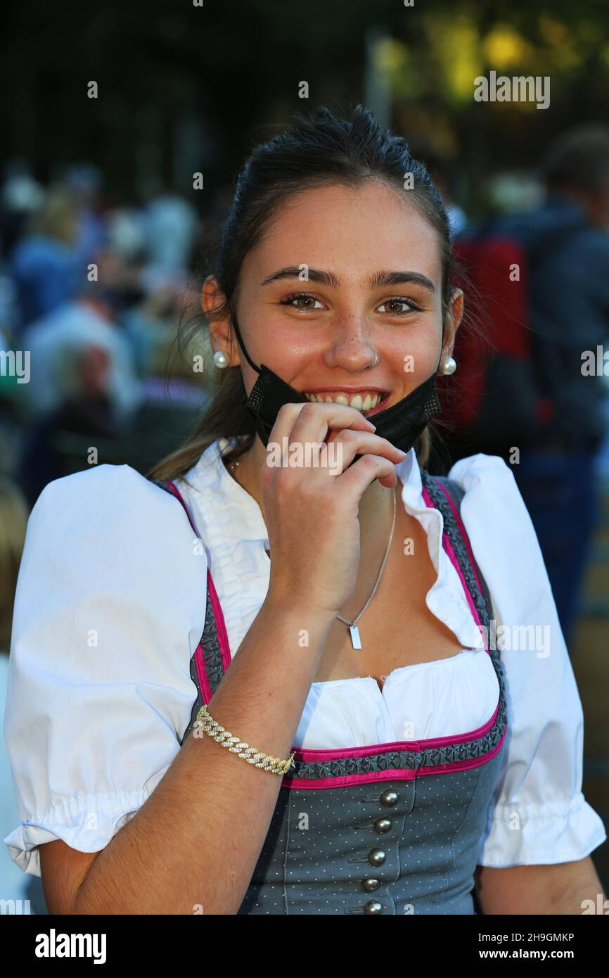 Biergarten, Meran, Kurstadt, Weinfest, Trachtenfest, Unterhaltung und Freude im Biergarten beim Wein und Bier trinken Stock Photo