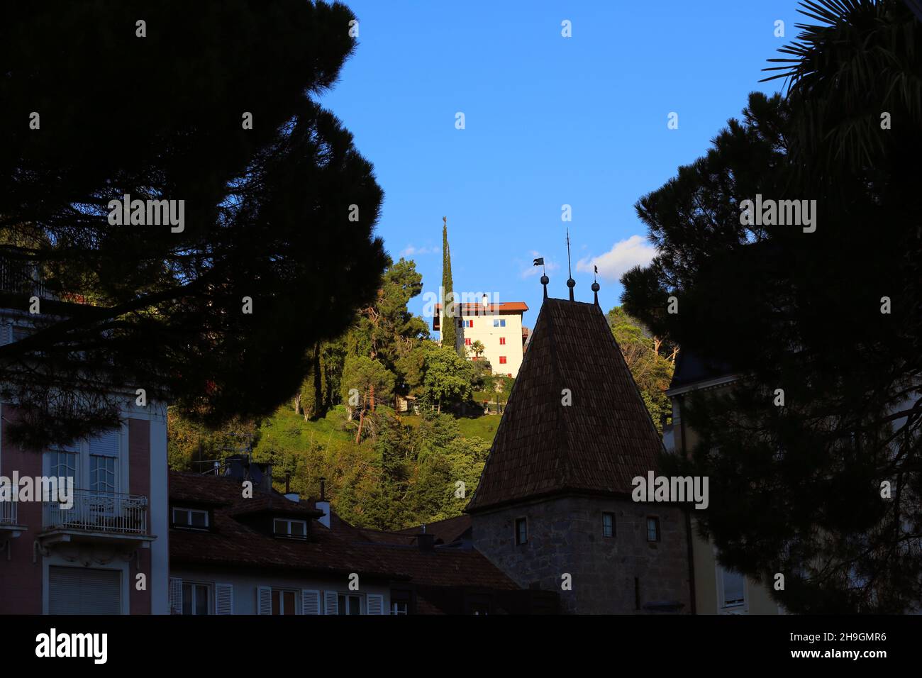 Meran, Kurstadt, Standtansicht mit Haus und Bäumen,. Meran, Südtirol, Dolomiten, Italien Stock Photo