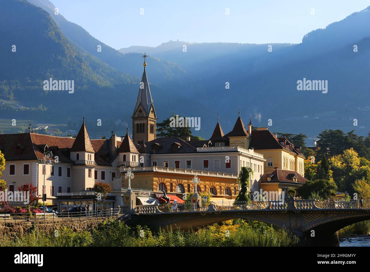 Meran, Kurstadt, Standtansicht mit Kirche, Kirchturm und Bäumen,. Meran, Südtirol, Dolomiten, Italien Stock Photo