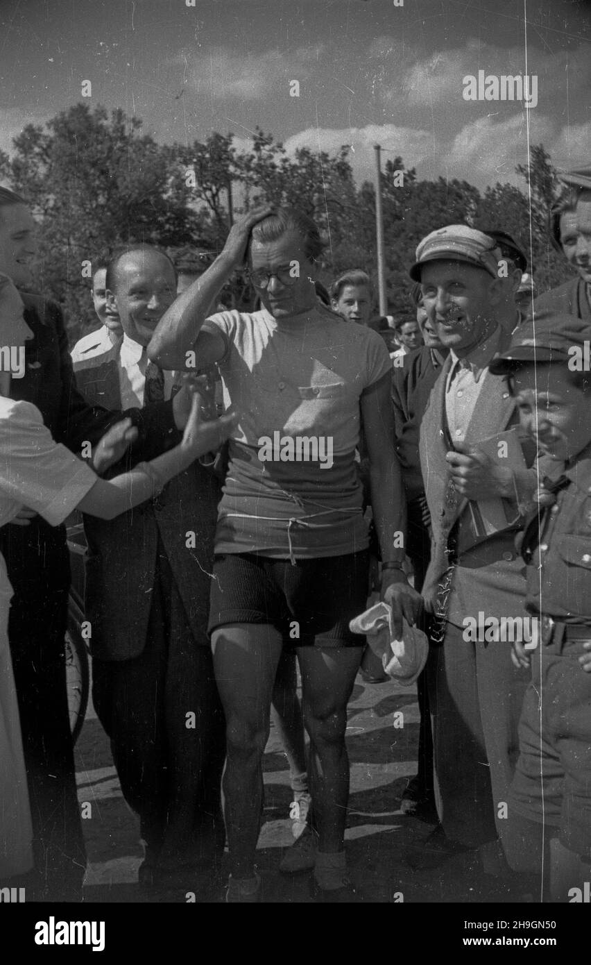 Bytom, 1948-06-29. VII Wyœcig Kolarski Dooko³a Polski (Tour de Pologne) odbywa³ siê w dniach 22 czerwca - 4 lipca, mia³ 11 etapów. Nz. Lucjan Pietraszewski (C) pierwszy w Bytomiu na mecie 7. etapu, trasa z Wroc³awia liczy³a 170 km.  mw  PAP      Bytom, June 29, 1948. The 7th Tour de Pologne cycling race was held on 22 June-4 July, and had 11 stages. Pictured: Lucjan Pietraszewski (center), the winner of the 170-km 7th stage from Wroclaw to Bytom.   mw  PAP Stock Photo