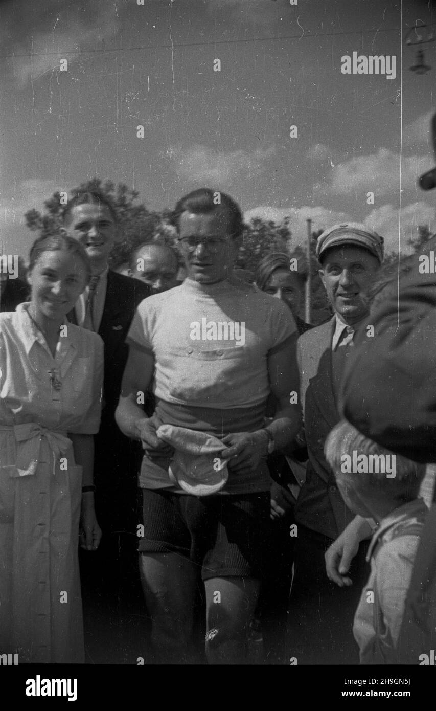 Bytom, 1948-06-29. VII Wyœcig Kolarski Dooko³a Polski (Tour de Pologne) odbywa³ siê w dniach 22 czerwca - 4 lipca, mia³ 11 etapów. Nz. Lucjan Pietraszewski (C) pierwszy w Bytomiu na mecie VII etapu, trasa z Wroc³awia liczy³a 170 km.  mw  PAP      Bytom, June 29, 1948. The 7th Tour de Pologne cycling race was held on 22 June-4 July, and had 11 stages. Pictured: Lucjan Pietraszewski (center), the winner of the 170-km 7th stage from Wroclaw to Bytom.   mw  PAP Stock Photo