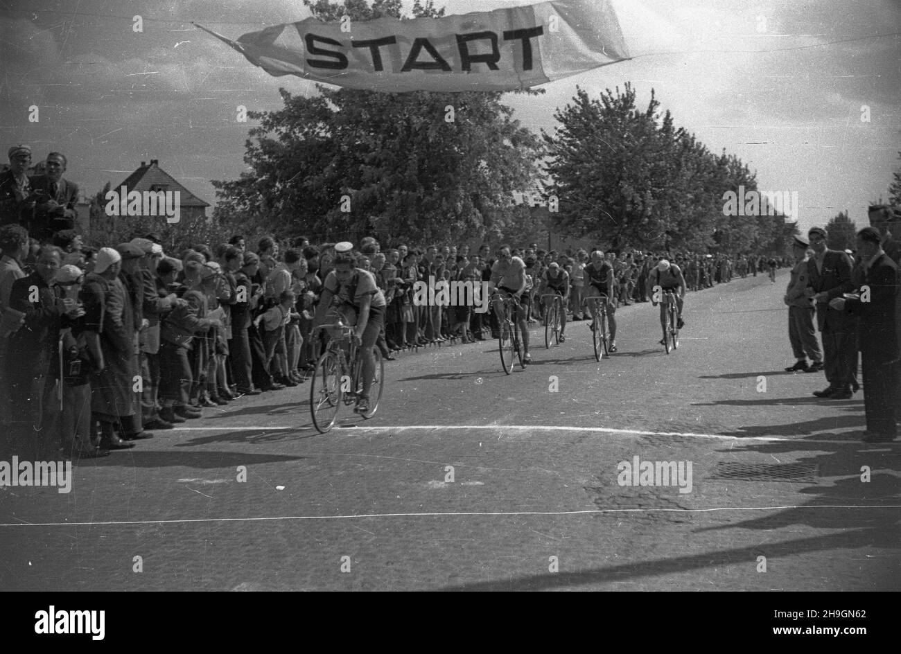 Bytom, 1948-06-29. VII Wyœcig Kolarski Dooko³a Polski (Tour de Pologne) odbywa³ siê w dniach 22 czerwca - 4 lipca. Wystartowa³o 71 zawodników, przyjecha³y reprezentacje Czechos³owacji, Szwecji, Wêgier. Nz. kolarze na mecie 7. etapu Wroc³aw Bytom. mw  PAP      Bytom, June 29, 1948. The 7th Tour de Pologne cycling race was held on 22 June-4 July with 71 contenders taking part, including teams from Czechoslovakia, Sweden, Hungary. Pictured: cyclists at the finish of the 7th stage from Wroclaw to Bytom.   mw  PAP Stock Photo
