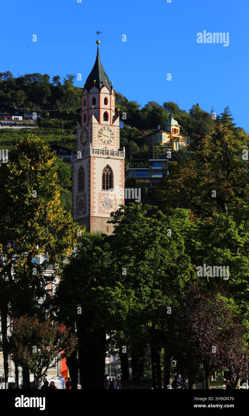 Meran, Kurstadt, Standtansicht mit Dom und Bäumen,. Meran, Südtirol, Dolomiten, Italien Stock Photo