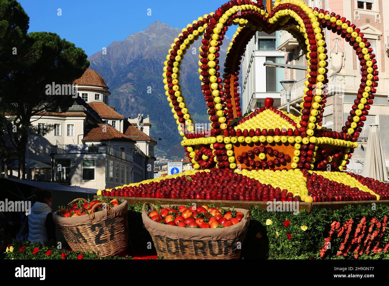 Apfel, Meran, Kurstadt, Weinfest, Trachtenfest, Krone, Äpfel dekoriert zum großen Fest in Südtirol, Italien. Stock Photo