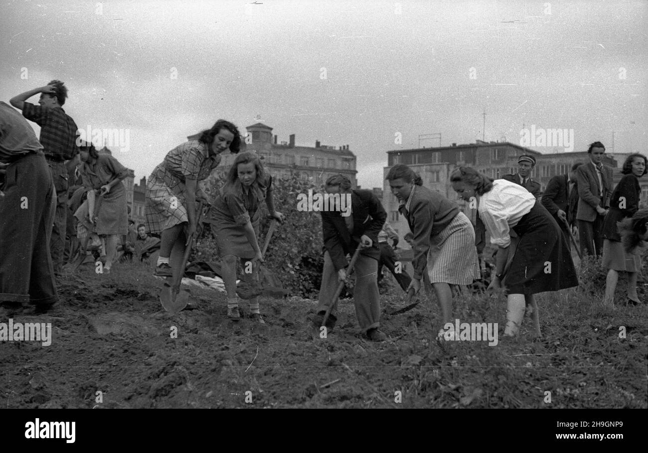 Warszawa, 1948-06-29. W ramach czynu spo³ecznego cz³onkowie Zwi¹zku M³odzie¿y Demokratycznej, Zwi¹zku Walki M³odych oraz Organizacji M³odzie¿y Towarzystwa Uniwersytetu Robotniczego podjêli siê wyrównania terenu wokó³ stawu oraz rozbiórki poniemieckich, podziemnych schronów miedzy pl. Unii Lubelskiej a ul. Chocimsk¹. uu  PAP    Warsaw, June 29, 1948. Members of Democratic Youth Union, Fighting Youth Union and Youth Organization of Worker University Society levelling ground around a pond and dismantling former German underground shelters in community action between Unii Lubelskiej Square and Cho Stock Photo