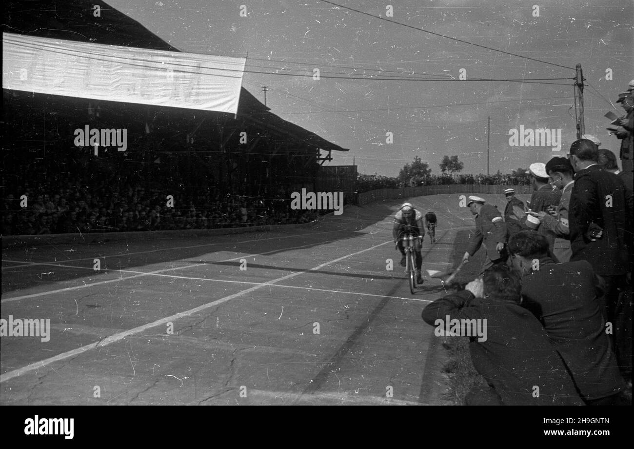 Kraków, 1948-06-30. Od 22 czerwca do 4 lipca odbywa³ siê VII Kolarski Wyœcig Dooko³a Polski (Tour de Pologne). VIII etap z Bytomia do Krakowa (140 km) koñczy³ siê na stadionie klubu sportowego Cracovia. Nz. zawodnicy na linii mety.  pw  PAP        Cracow, June 30, 1948. The 7th Tour de Pologne cycling race was held from June 22 to July 4. The 8th stage from Bytom to Cracow (140 km) ended at the stadium of the Cracovia sports club. Pictured: cyclists on the finishing line.   pw  PAP Stock Photo