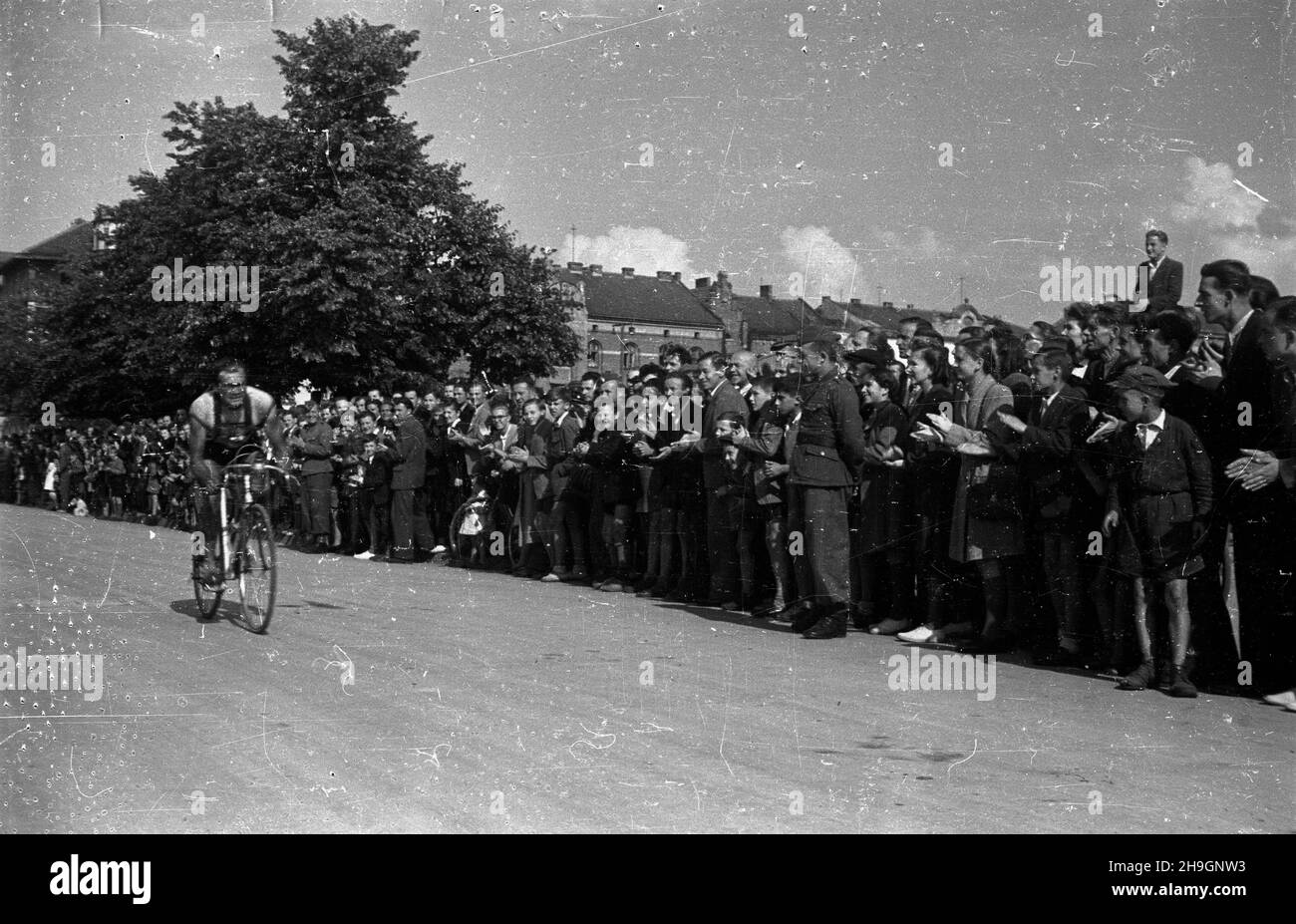 Kraków, 1948-06-30. Od 22 czerwca do 4 lipca odbywa³ siê VII Kolarski Wyœcig Dooko³a Polski (Tour de Pologne). VIII etap z Bytomia do Krakowa (140 km) koñczy³ siê na stadionie klubu sportowego Cracovia. Nz. kolarz szwedzki na trasie wyœcigu.  pw  PAP        Cracow, June 30, 1948. The 7th Tour de Pologne cycling race was held from June 22 to July 4. The 8th stage from Bytom to Cracow (140 km) ended at the stadium of the Cracovia sports club. Pictured: a Swedish cyclist.   pw  PAP Stock Photo