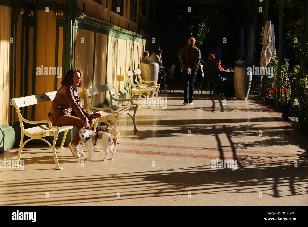 Meran, Kurstadt, Kurhaus, Trinkhalle mit Bänke und Kurgäste und Bäumen,. Meran, Südtirol, Dolomiten, Italien Stock Photo