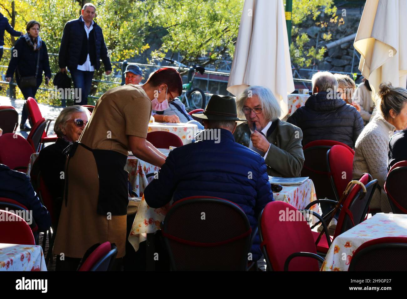 Biergarten, Meran, Kurstadt, Weinfest, Trachtenfest, Unterhaltung und Freude im Biergarten beim Wein und Bier trinken Stock Photo