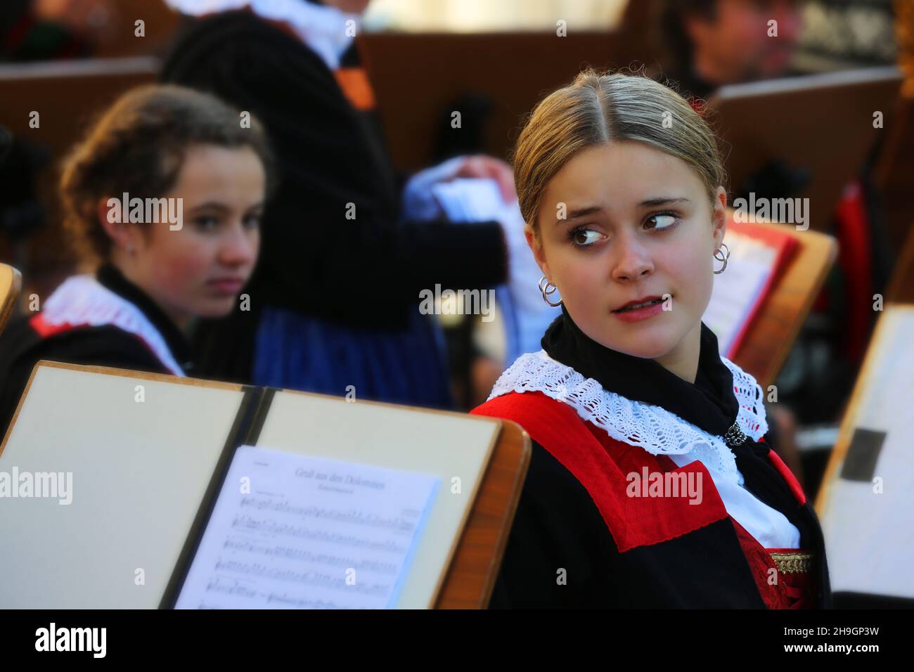 Meran, Kurstadt, Weinfest, Trachtenfest, Trachtenumzug, Flötenspieler, Orchester oder Musikkapelle beim Konzert. Meran, Südtirol, Dolomiten, Italien Stock Photo