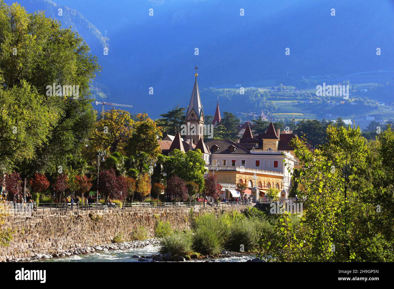 Meran, Kurstadt, Standtansicht mit Kirche, Kirchturm und Bäumen,. Meran, Südtirol, Dolomiten, Italien Stock Photo