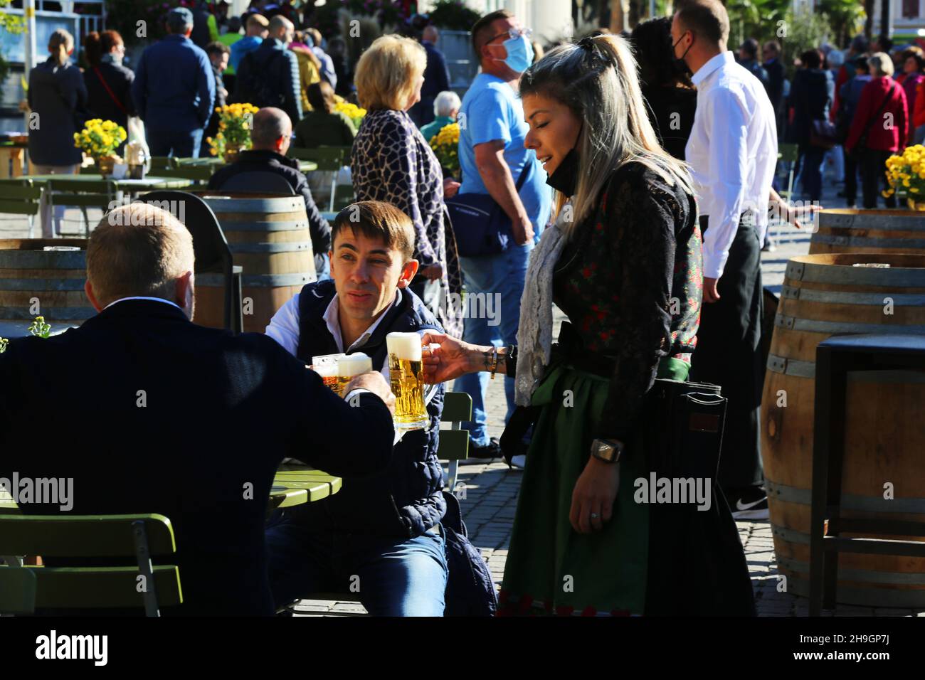 Südtirol, Biergarten, Meran, Kurstadt, Weinfest, Trachtenfest, Unterhaltung und Freude im Biergarten beim Wein und Bier trinken Stock Photo