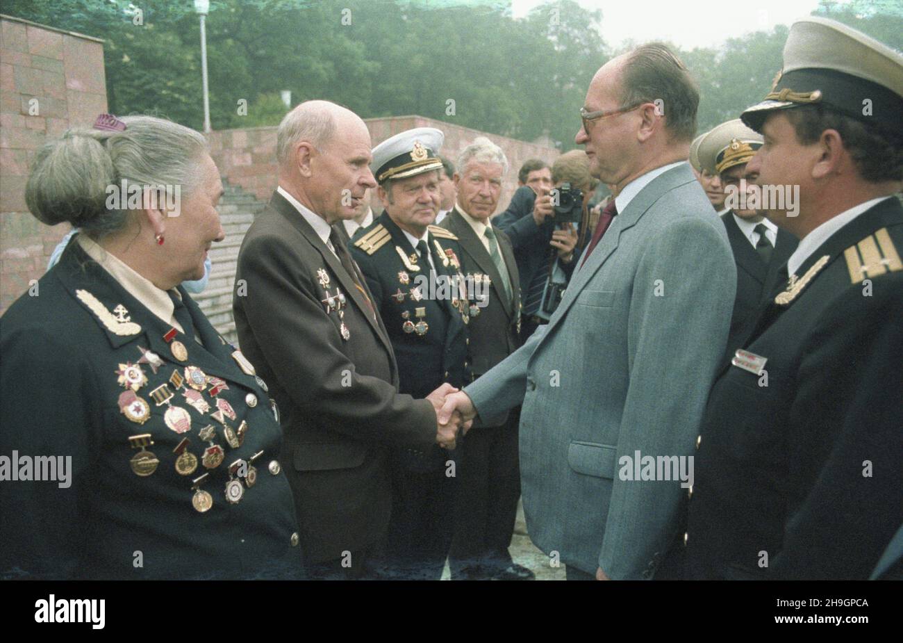 Zwi¹zek Radziecki W³adywostok 03.07.1987. Wizyta przewodnicz¹cego Rady Pañstwa PRL Wojciecha Jaruzelskiego (3P) we W³adywostoku w drodze powrotnej z oficjalnego pobytu w Japonii. Nz. spotkanie z kombatantami Armii Czerwonej przy pomniku Bojowej Chwa³y Bohaterów Radzieckiej Floty Pacyfiku. uu  PAP/Grzegorz Rogiñski         Soviet Union Vladivostock 03 July 1987. Visit by PRL's State Council Chairman Wojciech Jaruzelski (3rd right) in Vladivostock on return from the official visit to Japan. Pictured: Meeting with Red Army veterans at the monument to the Soviet Pacific Fleet Heroes' Glory.  uu  P Stock Photo