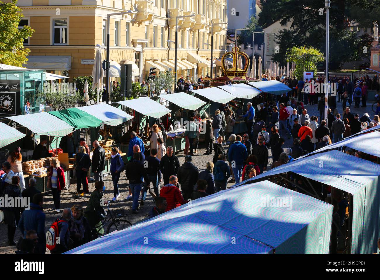 Meran, Kurstadt, Weinfest, Trachtenfest, Trachtenumzug, Verkaufsstände am Markt im Morgenlicht, Meran, Südtirol, Dolomiten, Italien Stock Photo