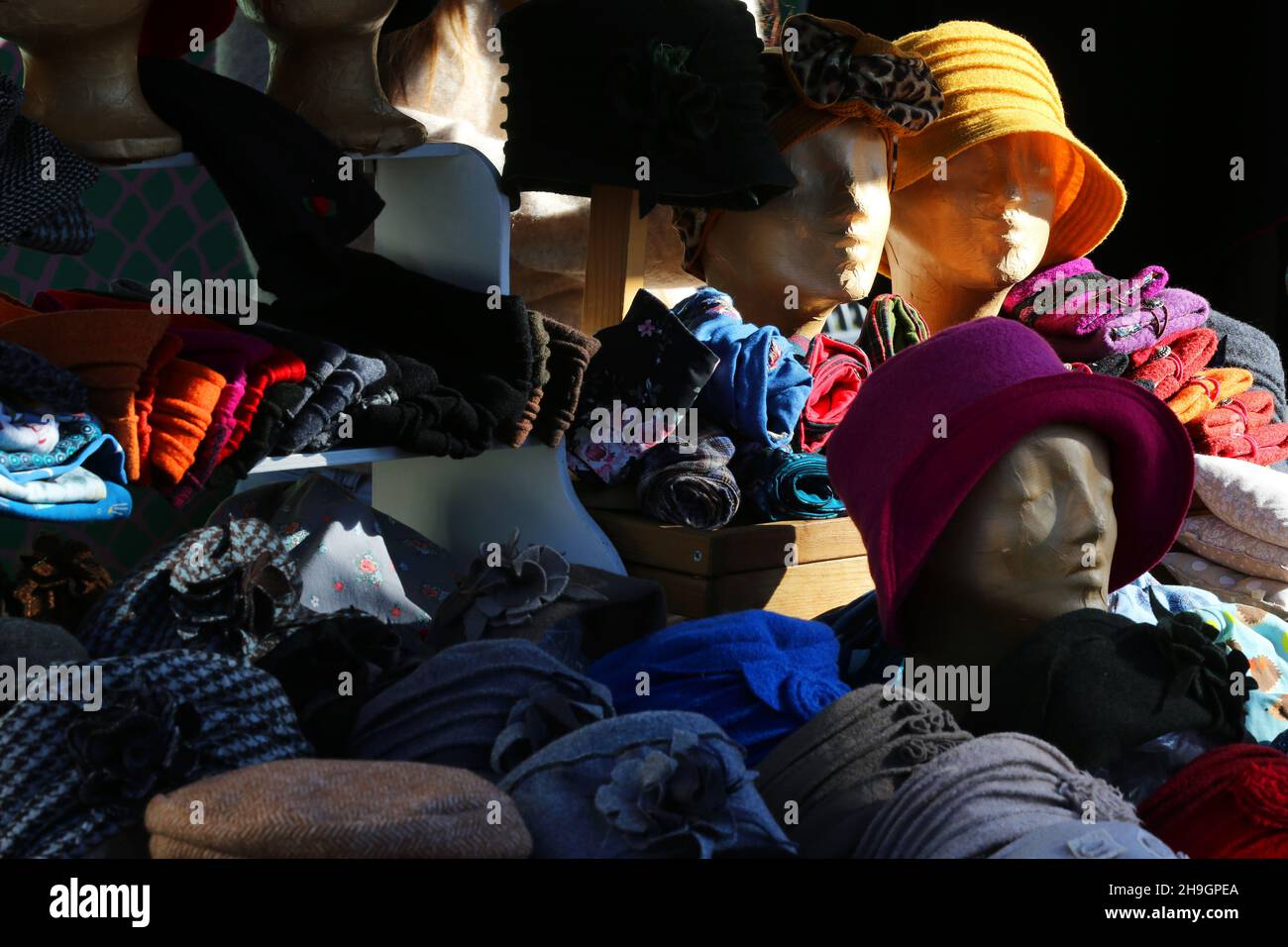 Meran, Kurstadt, Weinfest, Trachtenfest, Trachtenumzug, Verkaufsstände mit Hüten am Markt im Morgenlicht, Meran, Südtirol, Dolomiten, Italien Stock Photo