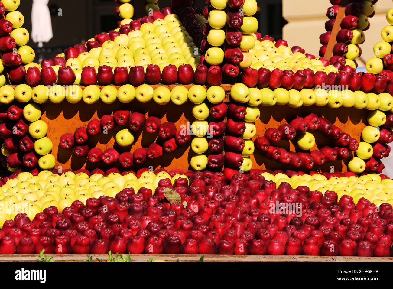 Apfel, Meran, Kurstadt, Weinfest, Trachtenfest, Krone, Äpfel dekoriert zum großen Fest in Südtirol, Italien. Stock Photo