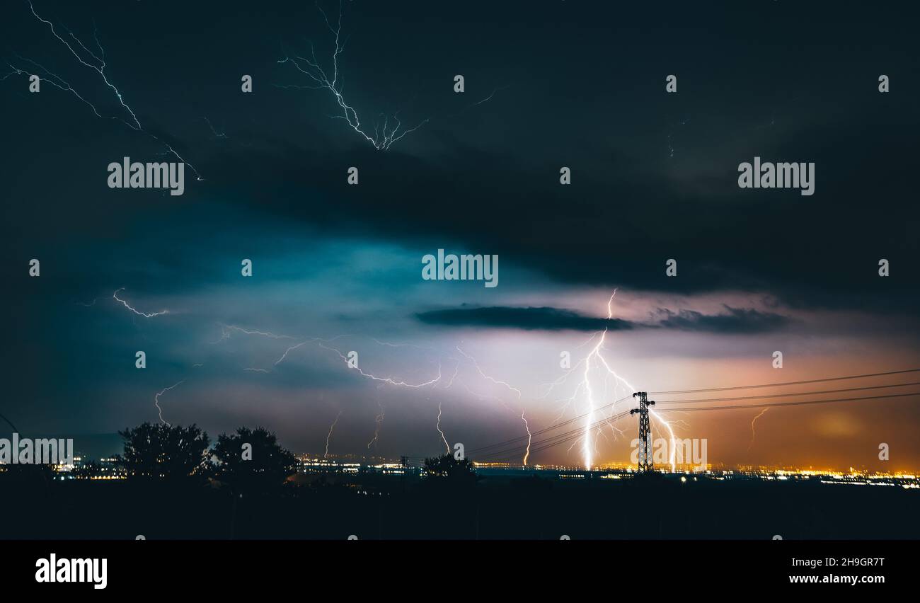 Lightning bolt striking down hi-res stock photography and images - Alamy
