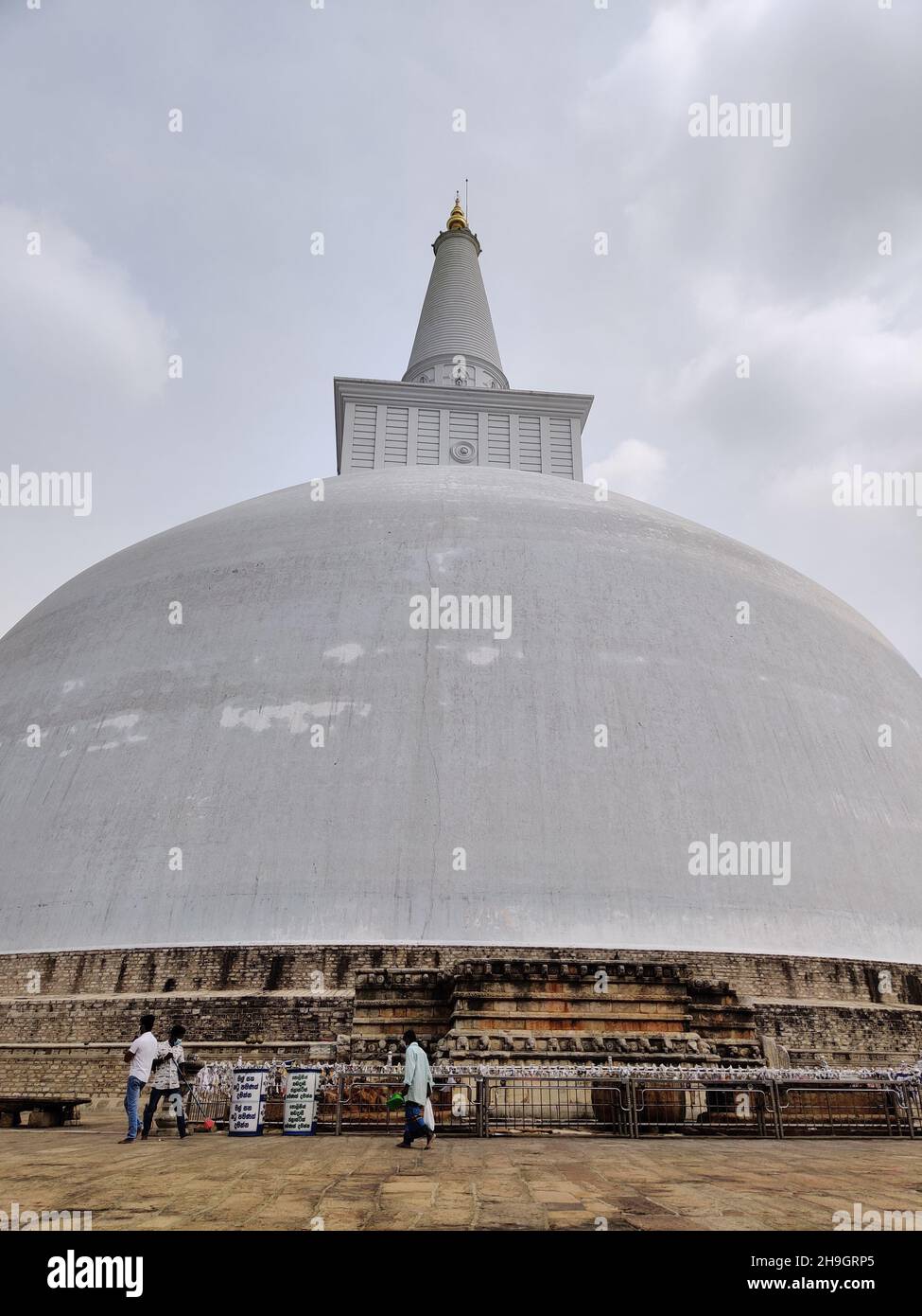 Ruwanweli Maha Seya stupa in Anuradhapura Stock Photo