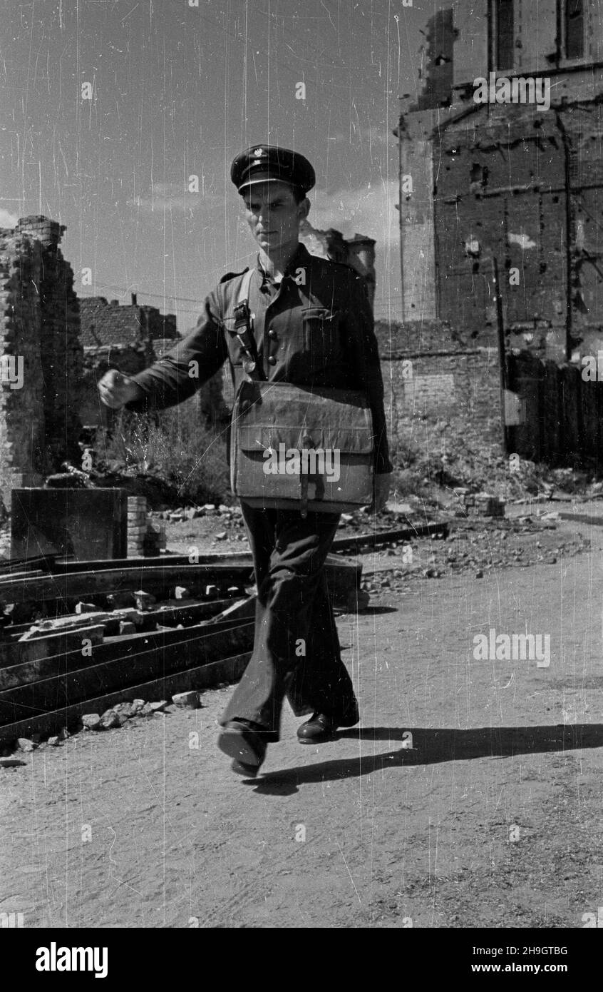 Warszawa, 1948-07. Listonosz Poczty Polskiej w Œródmieœciu. Dok³adny dzieñ wydarzenia nieustalony.  bk  PAP      Warsaw, July 1948. A Polish Post postman in the city center.  bk  PAP Stock Photo