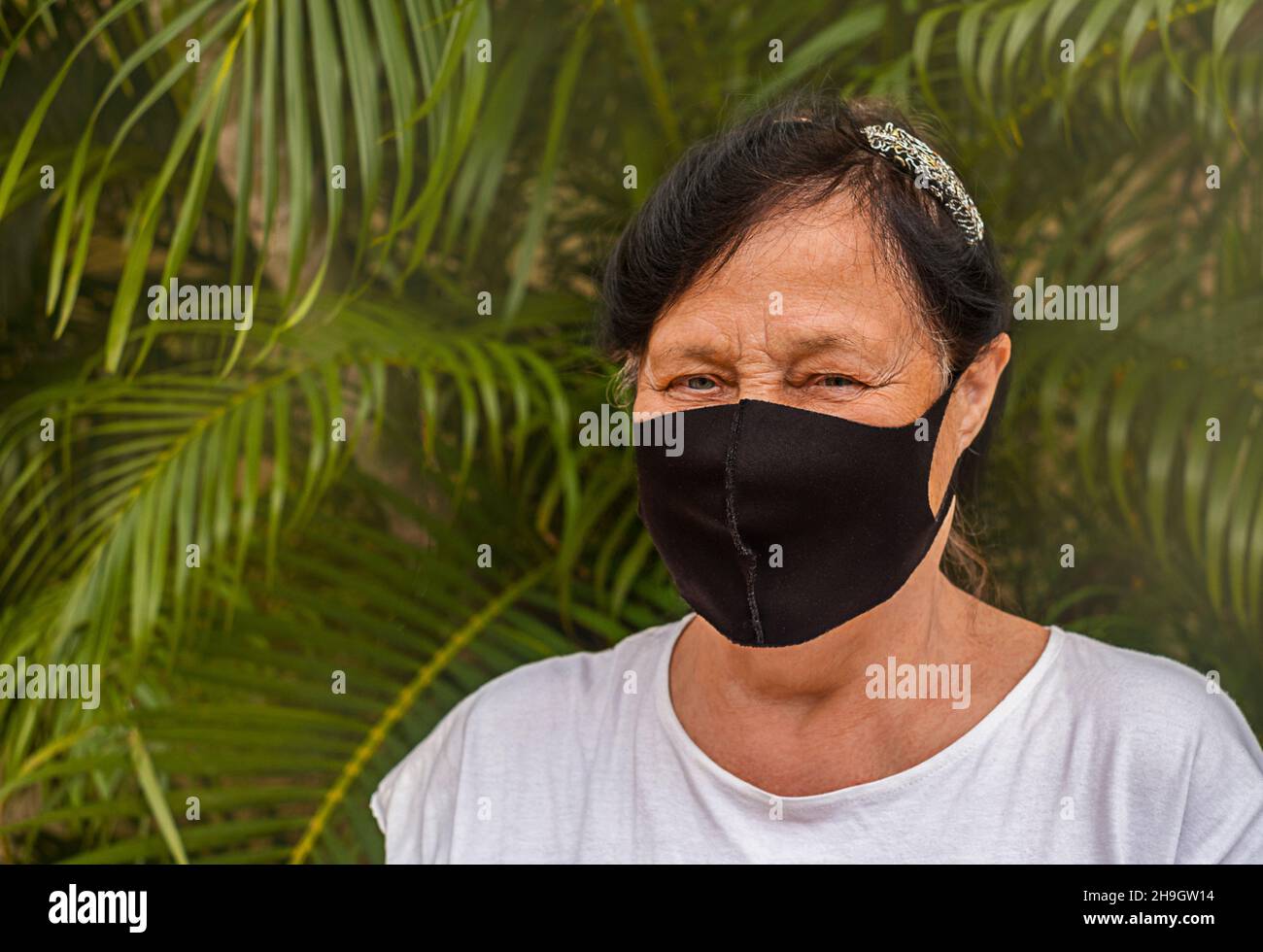 Elderly woman wearing a mask hi-res stock photography and images - Alamy