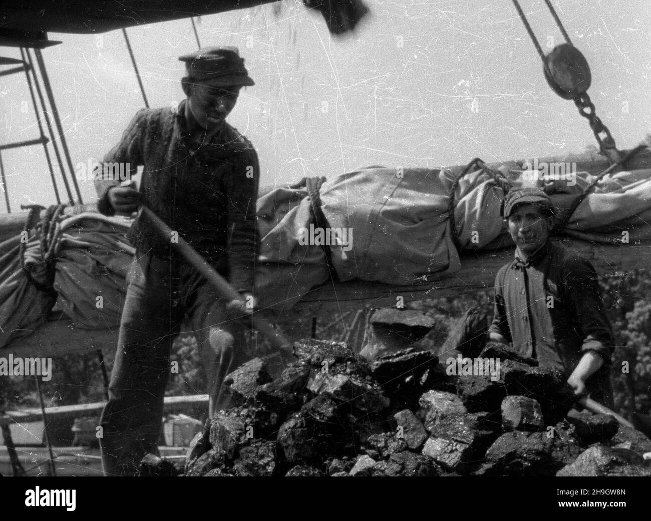 Ko³obrzeg, 1948-07. Prze³adunek wêgla w porcie. mw  PAP    Dok³adny dzieñ wydarzenia nieustalony.      Kolobrzeg, July 1948. Coal trans-shipment in the port.  mw  PAP Stock Photo