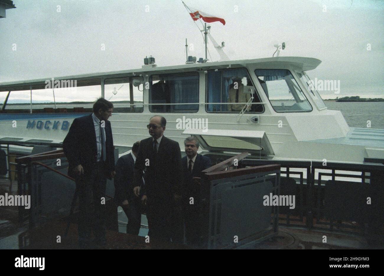 Zwi¹zek Radziecki Chabarowsk 27.06.1987. W drodze na oficjaln¹ wizytê w Japonii przewodnicz¹cy Rady Pañstwa PRL Wojciech Jaruzelski (C) zatrzyma³ siê w Chabarowsku. Odby³ rejs statkiem pasa¿erskim Moskwa po rzece Amur. uu  PAP/Grzegorz Rogiñski       Soviet Union Khabarovsk 27 June 1987. On the way to pay the official visit to Japan chairman of the State Council of the Polish People's Republic (PRL) Wojciech Jaruzelski (centre) made a stop-over in Khabarovsk. He went on a cruise aboard the Moscow ship on the Amur River.   uu  PAP/Grzegorz Roginski Stock Photo