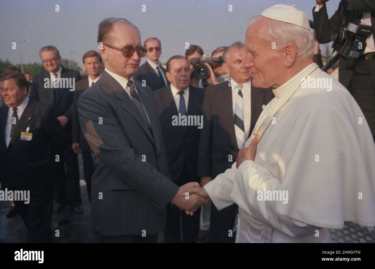 Warszawa 14.06.1987. III pielgrzymka papie¿a Jana Paw³a II do Polski. Ceremonia po¿egnania na lotnisku wojskowym Okêcie. Nz. na pierwszym planie Ojciec Œwiêty i przewodnicz¹cy Rady Pañstwa PRL Wojciech Jaruzelski. uu PAP/Grzegorz Rogiñski Warsaw 14 June 1987. The third pilgrimage of Pope John Paul II to Poland. The farewell ceremony at the Okecie military airport. Pictured from left: the Holy Father (in the foreground) and PRL State Council chairman Wojciech Jaruzelski. uu PAP/Grzegorz Roginski Stock Photo