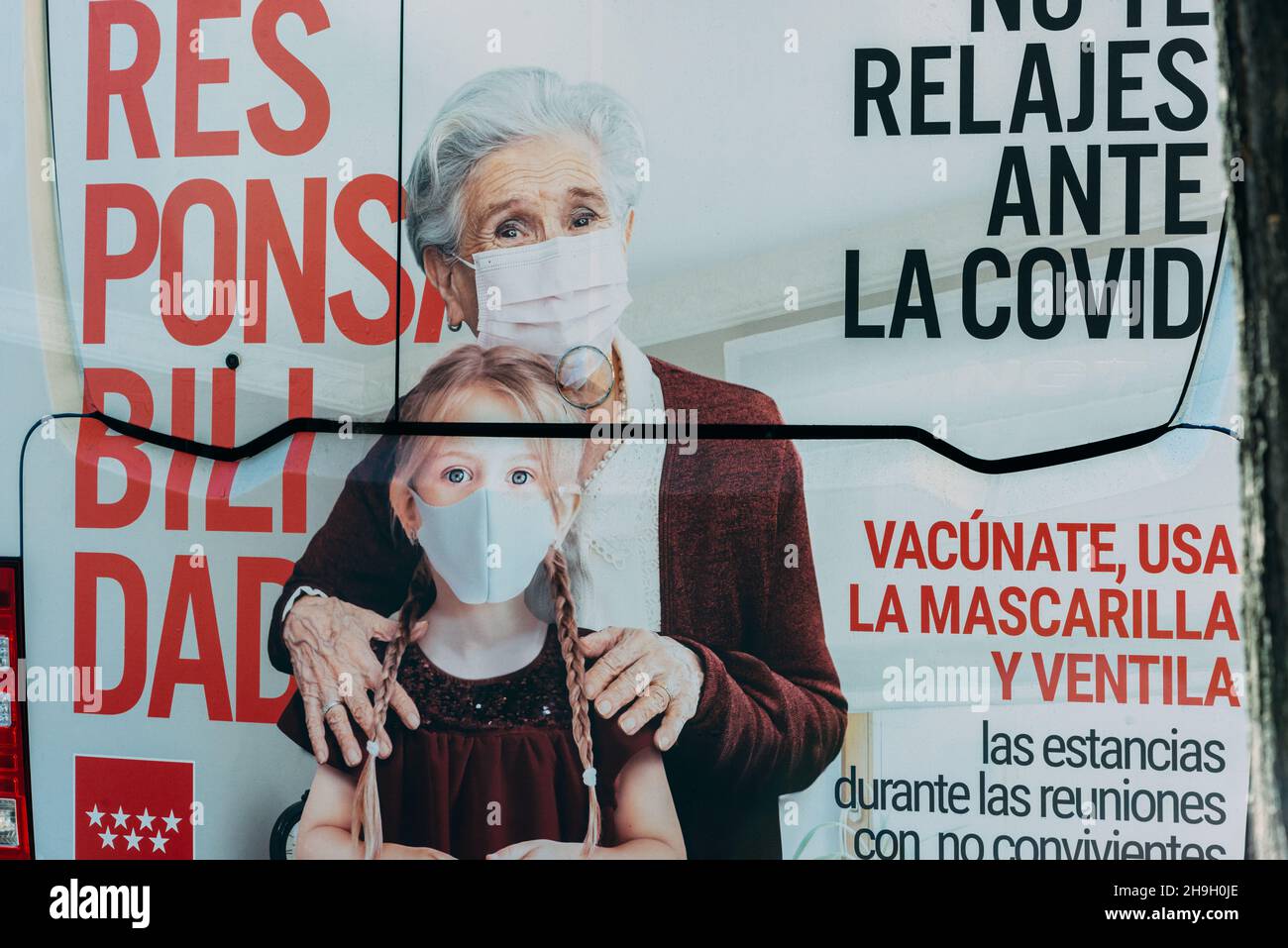 Billboard on the back of a bus in Madrid, Spain depicting a granddaughter and grandmother with a message about k keeping safe during Covid-19 times Stock Photo