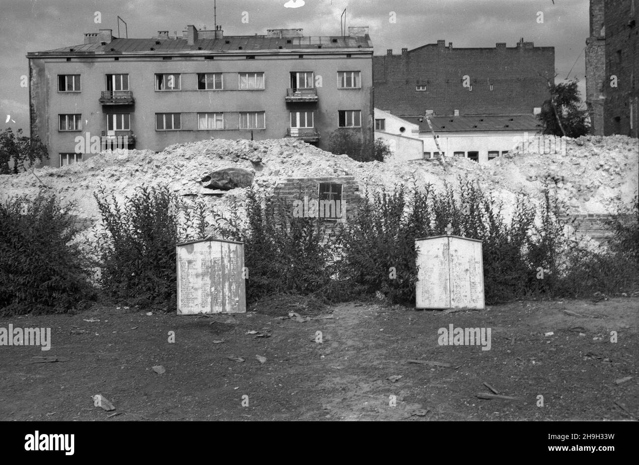 Warszawa, 1948-07. Teren sk³adu materia³ów budowlanych na posesji Pu³awska 19/21 i Chocimska 19/21 przeznaczony pod budowê kina Moskwa. Nz. tablica upamiêtniaj¹ca ofiary drugiej wojny œwiatowej. mta  PAP/Stanis³aw D¹browiecki     Dok³adny dzieñ wydarzenia nieustalony.      Warszawa, 1948-07. Building materials for Moscow cinema construction,  stockpiled on the yard on 19/21 Pulawska Street and 19/21 Chocimska Street. Pictured: a plaque commemorating World War II victims.  mta  PAP/Stanislaw Dabrowiecki Stock Photo